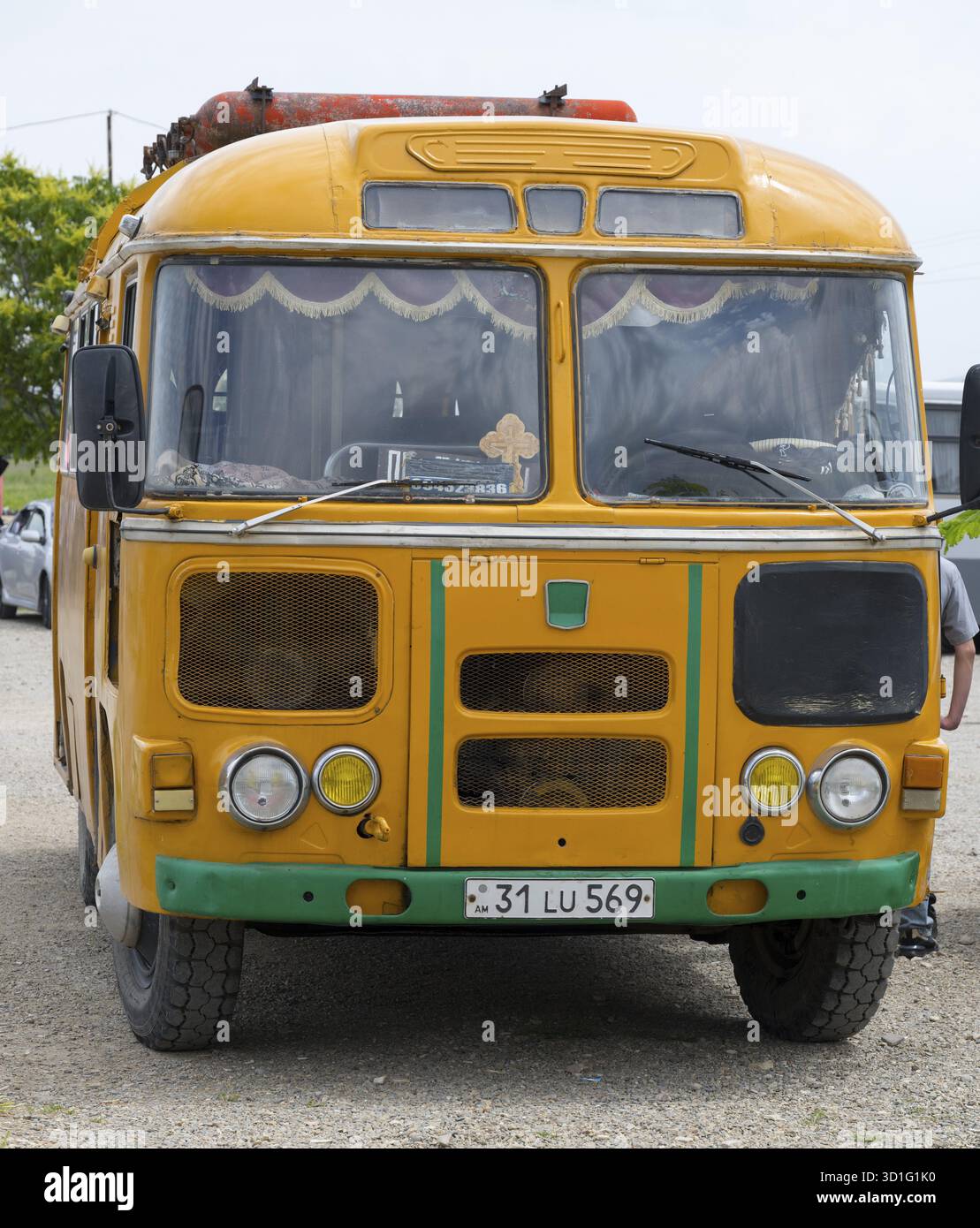 Ein alter orangener Bus im Retro-Design, der auf einer Straße geparkt wurde, PAZ-672, Minibus des sowjetischen Herstellers Pavlovsky, Gasantrieb, Khor Virap, Provinz Ararat, A Stockfoto