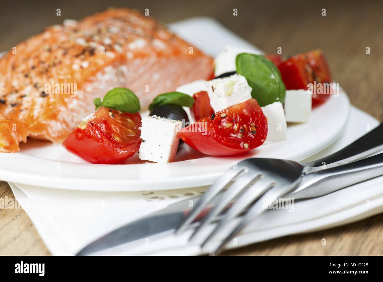 Gegrillter Lachs und griechischer Salat Stockfoto