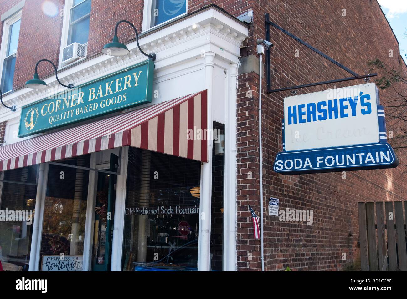 Das Äußere der Corner Bakery in Pawley, New York, mit einem alten Schild für Hershey's und einem Limonadenbrunnen. Wahrscheinlich aus der Mitte des 29. Jahrhunderts Stockfoto