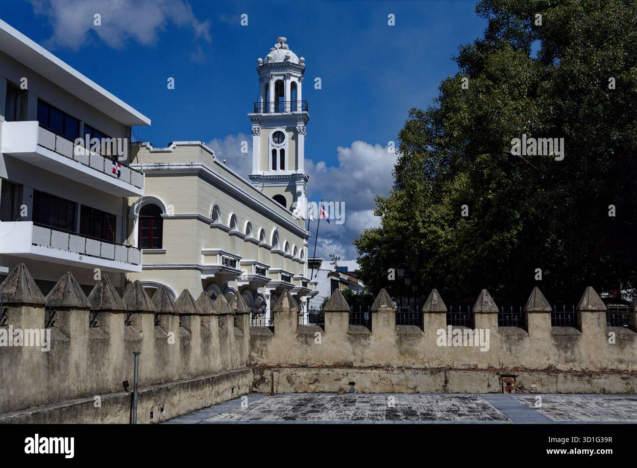Santo Domingo Blick auf das Palacio Consistorial (Rathaus). 1504 fertiggestellt. 1911 mit Uhrenturm umgebaut. Stockfoto