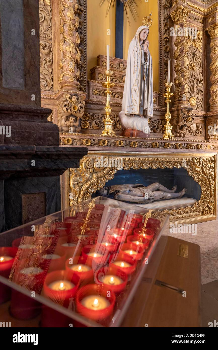 Faro, Kathedrale von Faro, Kirchenschiff, Innenraum, Marienaltar, digitale LED-Kerzen für Spenden, Altäre, Algarve, Portugal Stockfoto