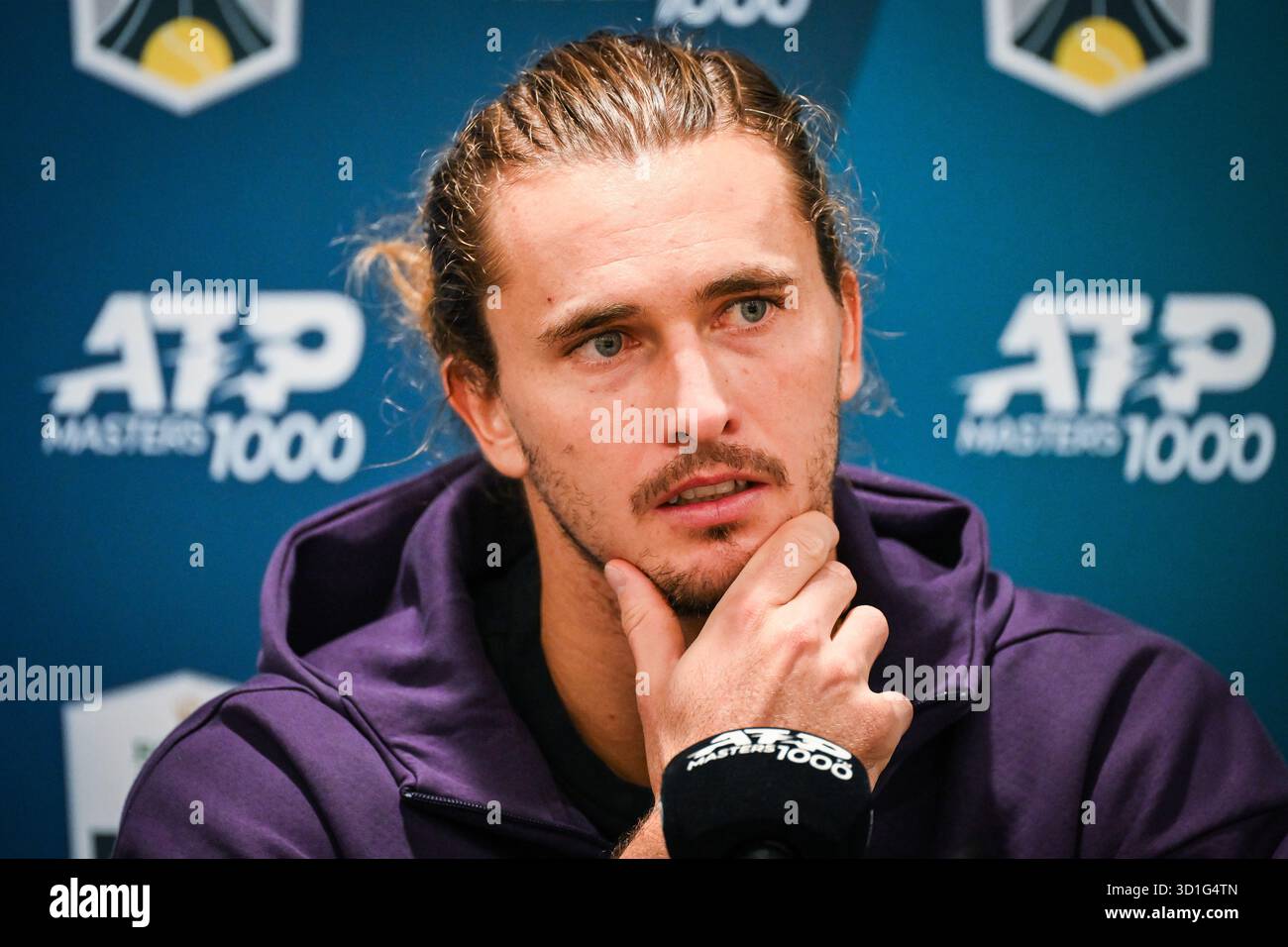 Alexander ZVEREV von Deutschland während des Rolex Paris Masters 2025, ATP Masters 1000 Tennisturniers am 28. Oktober 2025 in der La Defense Arena in Nanterre bei Paris Stockfoto