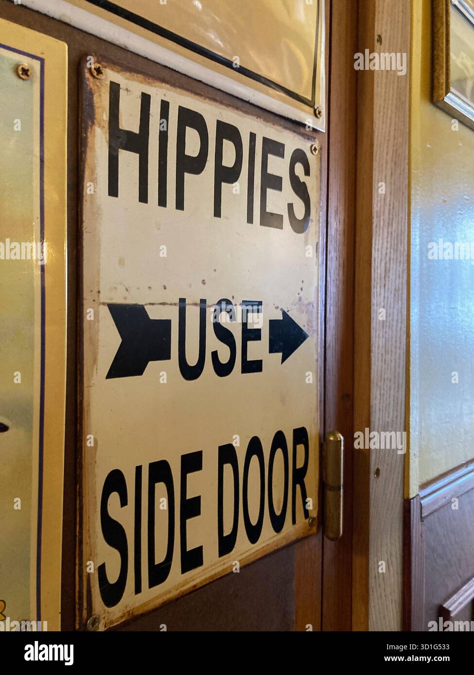 Melden Sie sich in einer Parisienne-Bar an und lesen Sie Hippies über die Seitentür. Paris, Frankreich Stockfoto