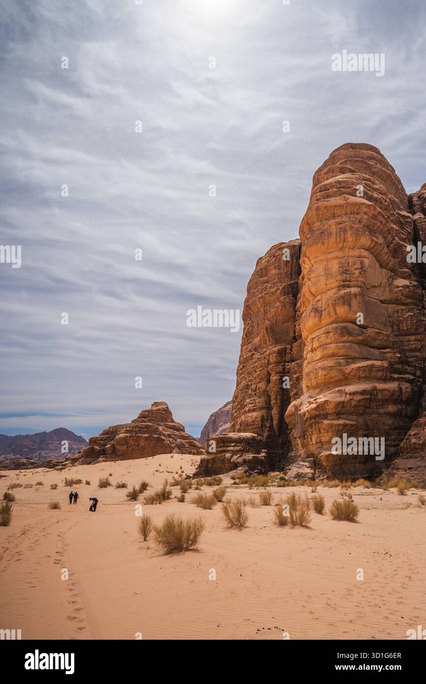 Eine Gruppe weiblicher Wanderer, die durch das rote Wüstental von Wadi Rum im Süden Jordaniens spazieren. Stockfoto