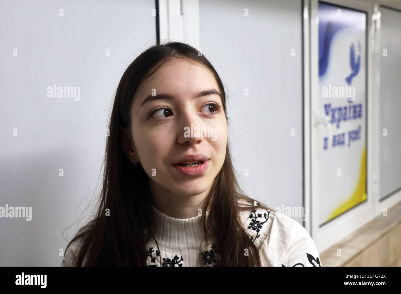 Die zehnjährige Schülerin des Charkiw Lyzeum Nr. 173 Varvara Zirka nimmt am 2025 27. Oktober 2025 am Tag des ukrainischen Schreibens und der ukrainischen Sprache an einer U-Bahn-Schule in Charkiw, Ukraine, Teil (Foto von Viacheslaw Madiievskyi/Ukrinform) Stockfoto