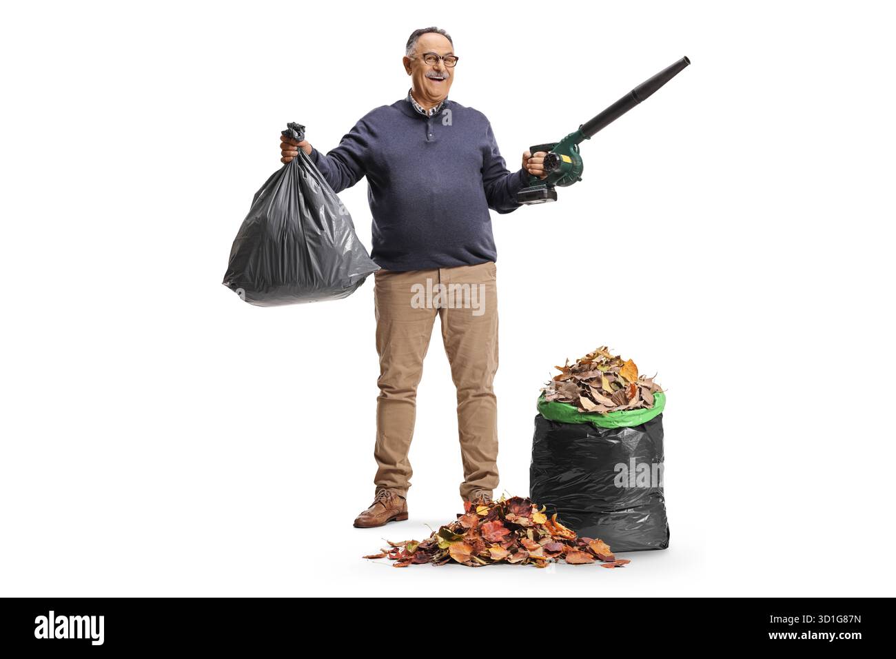 Ein reifer Mann hält einen Laubbläser und einen Beutel Herbstblätter isoliert auf weißem Hintergrund Stockfoto