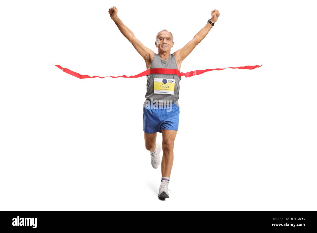 Aufnahmen eines älteren Mannes in voller Länge bei einer Marathon-Ziellinie, isoliert auf weißem Hintergrund Stockfoto
