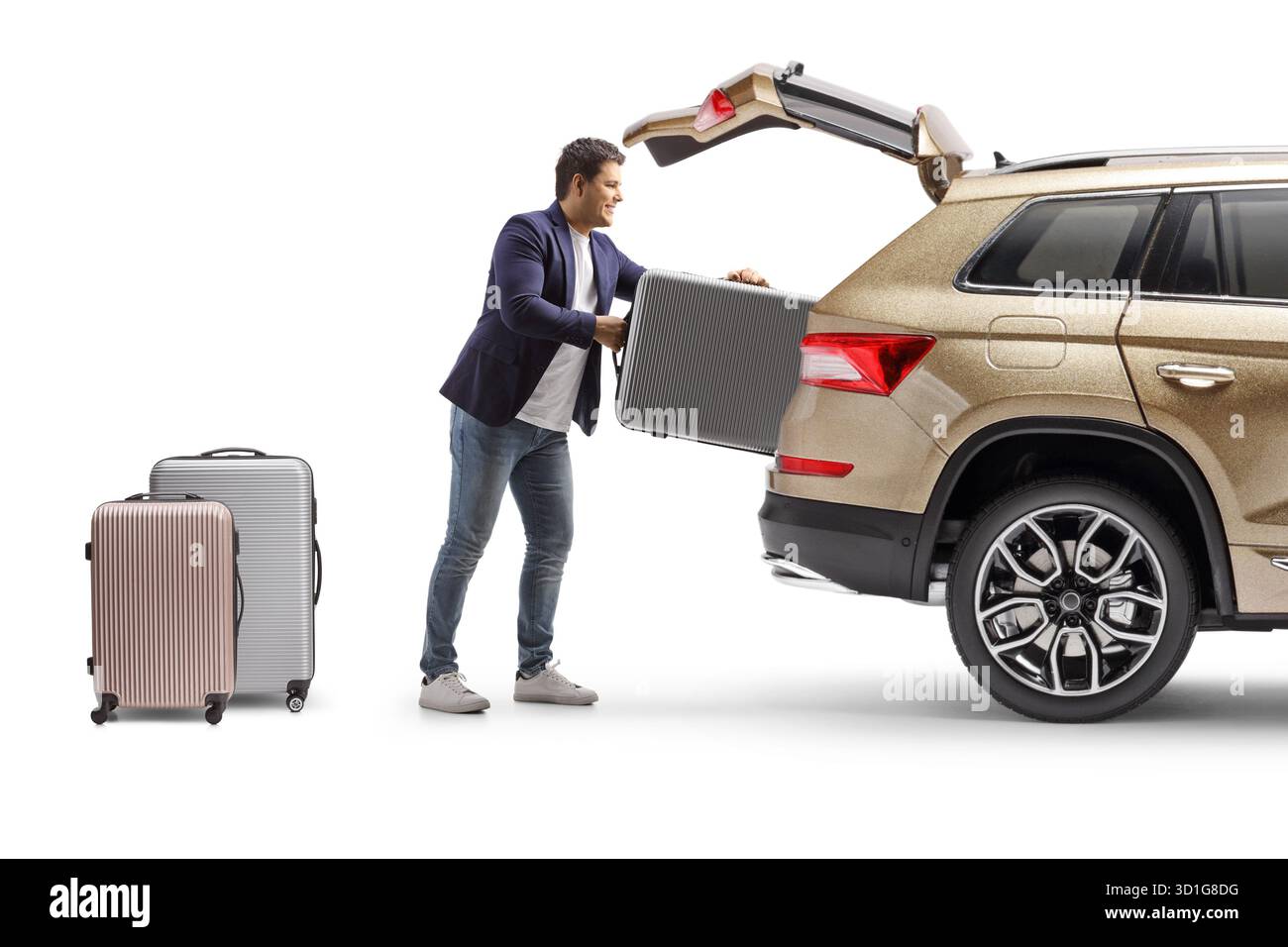 Mann, der Koffer in einen Kofferraum auf weißem Hintergrund legt Stockfoto