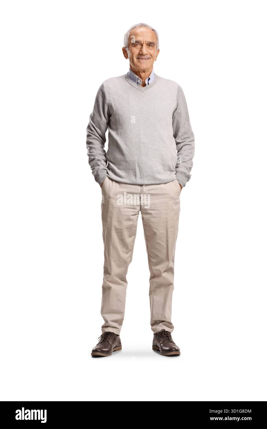 Lächelnder älterer Mann posiert mit Händen in Taschen isoliert auf weißem Hintergrund Stockfoto