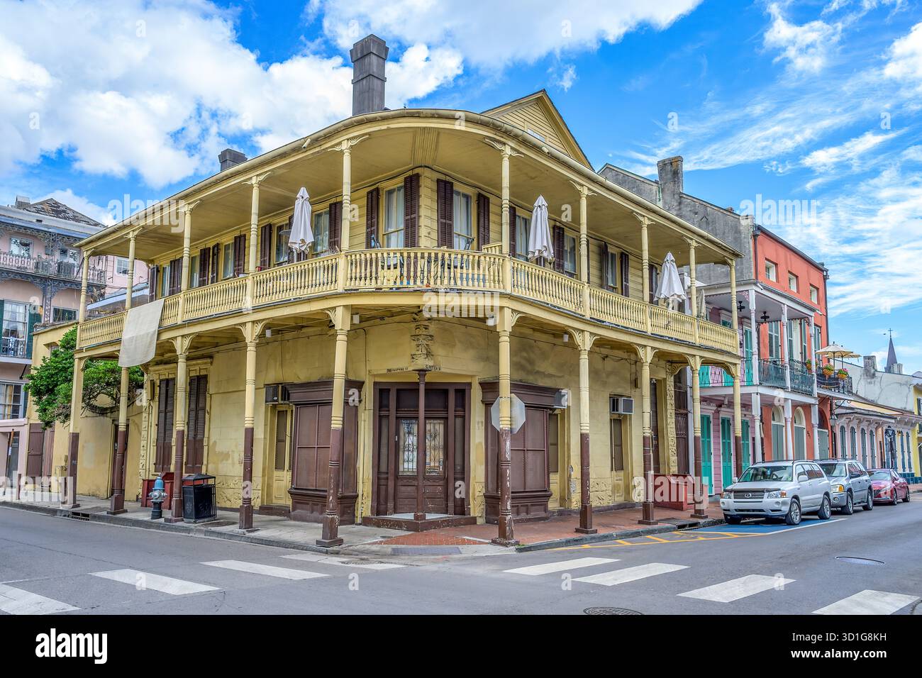 New Orleans, LA, USA - 18. Oktober 2025: Stadtbild der Ecke Dauphine Street und St. Peter Street im French Quarter mit selektivem Fokus auf das historische Gebäude in der Dauphine Street 700 Stockfoto