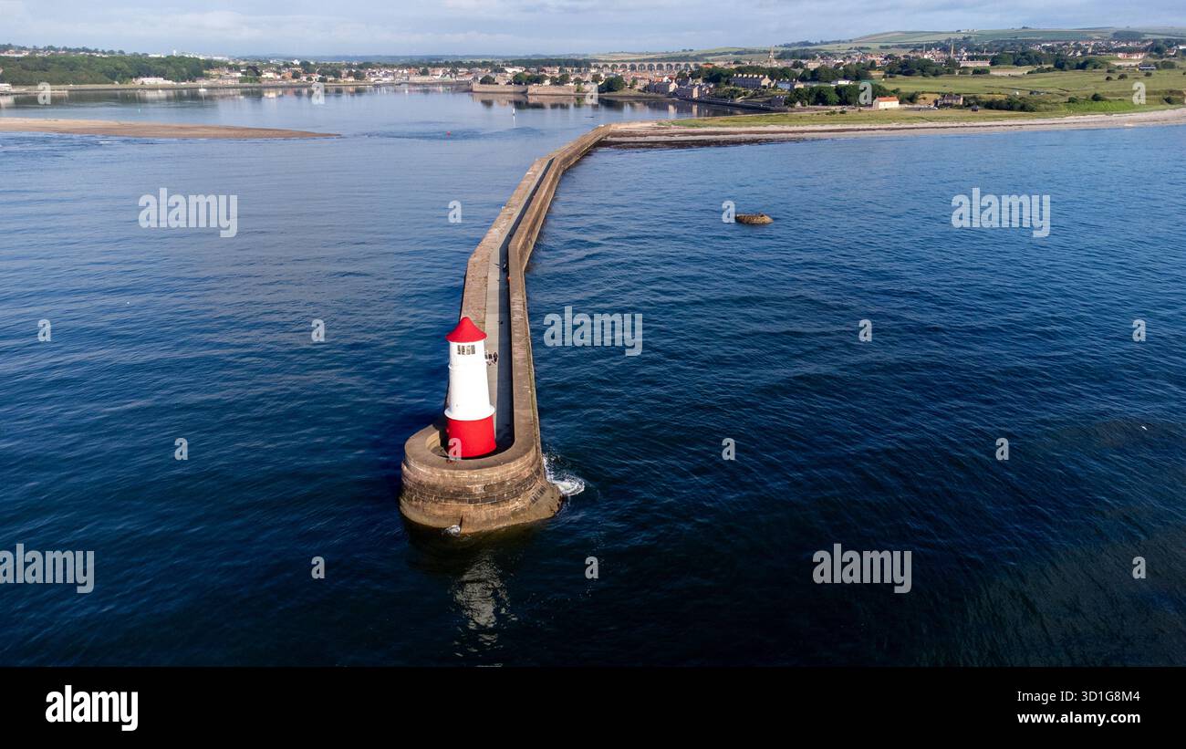 Aus der Vogelperspektive des Leuchtturms von Berwick upon Tweed und des Piers, der sich bis ins Meer erstreckt Stockfoto