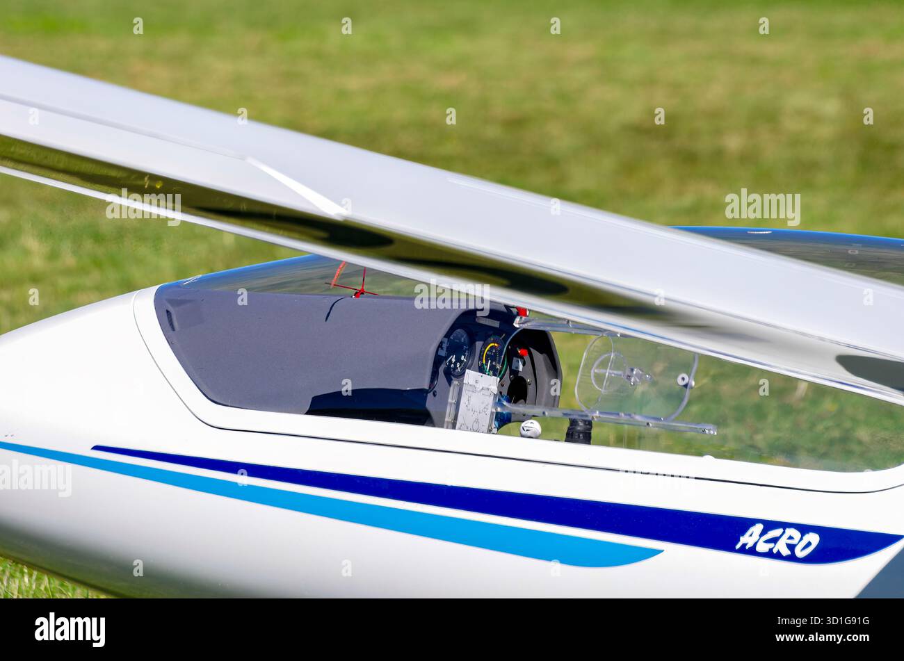 Blick in das Cockpit eines Segelflugzeugs beim Fliegerbergfest des Rossfeld Air Sports Clubs auf Rossfeld in Metzingen-Glems, Baden-Württemberg. Stockfoto