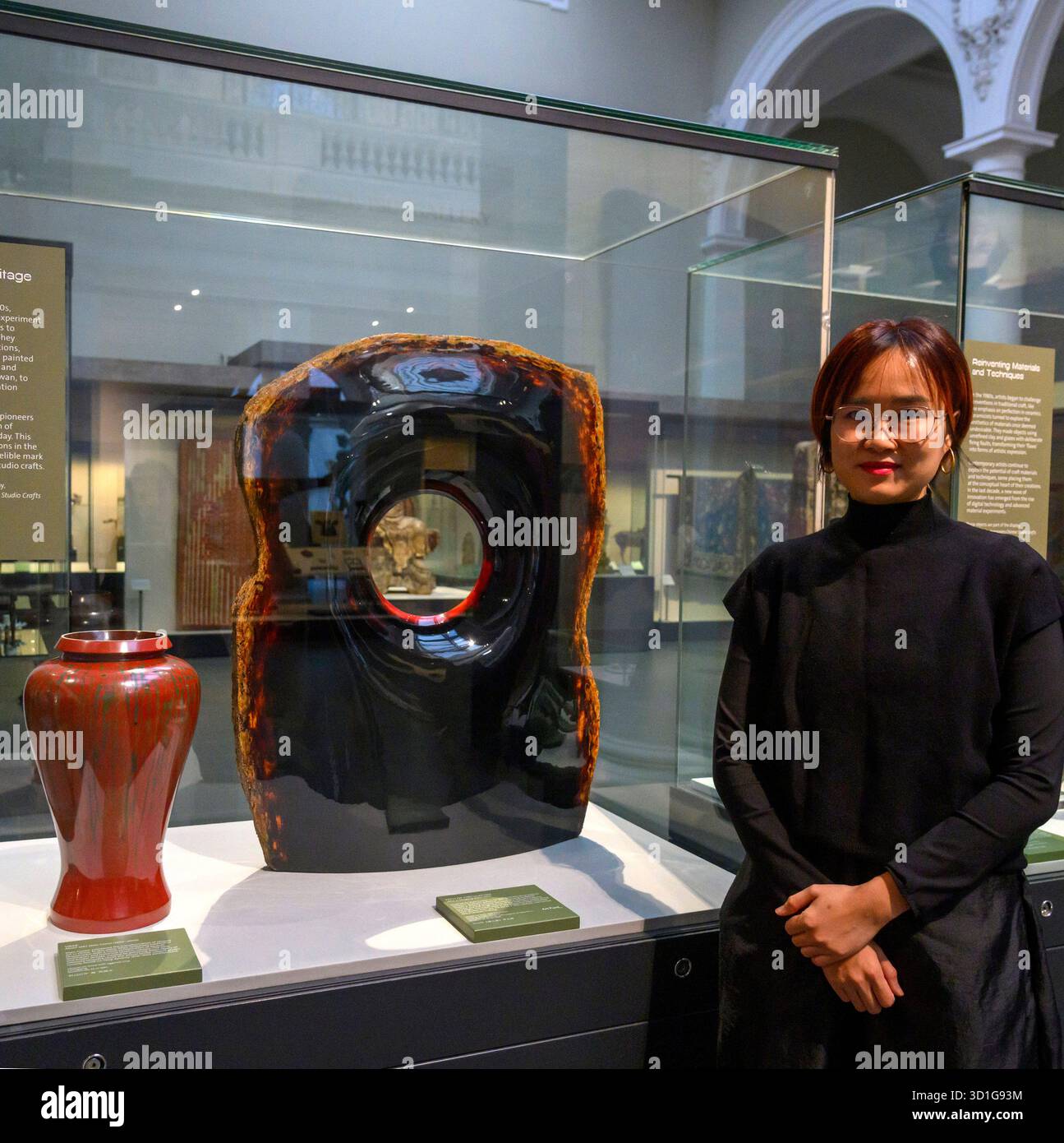 London, Großbritannien. Oktober 2025. Kurator Li Xiaoxin posiert für ein Foto während der Medienvorschau der Ausstellung „Dimensions: Contemporary Chinese Studio Crafts“ im Victoria and Albert Museum (V&A) in London, Großbritannien, 27. Oktober 2025. PASSEND ZU „Feature: New V&A Ausstellung erforscht modernen Geist des chinesischen Handwerks“ Credit: Ray Tang/Xinhua/Alamy Live News Stockfoto