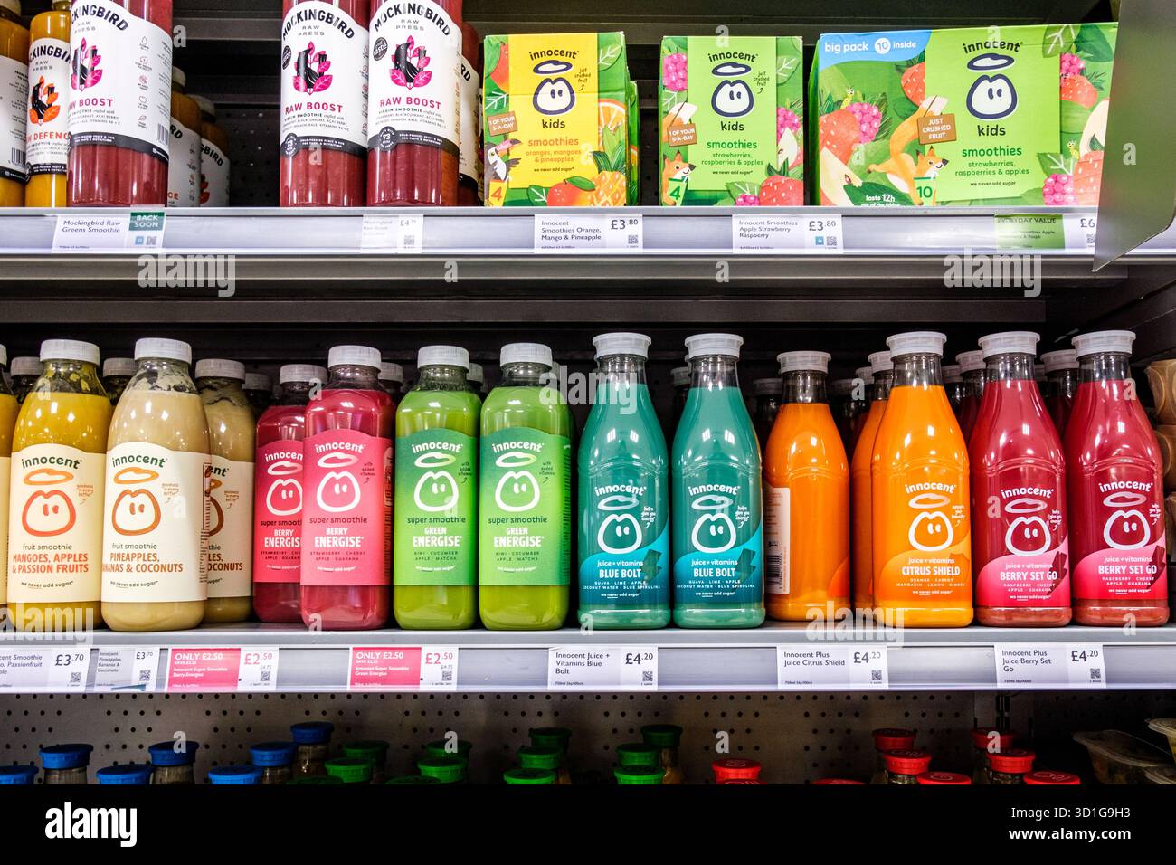 London UK, 28. Oktober 2025, Auswahl an Frucht-aromatisierten Smoothie-Getränken mit Innocent and Mockingbird Stockfoto