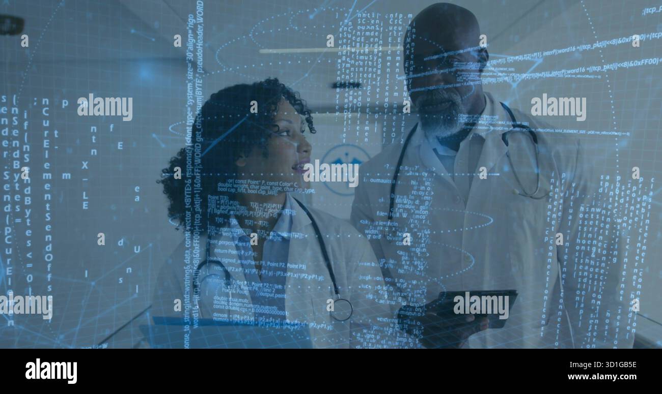 Überprüfung der Code-Overlay, zwei Ärzte tragen Labormäntel, Stethoskope im Krankenhausflur mit Tablet Stockfoto
