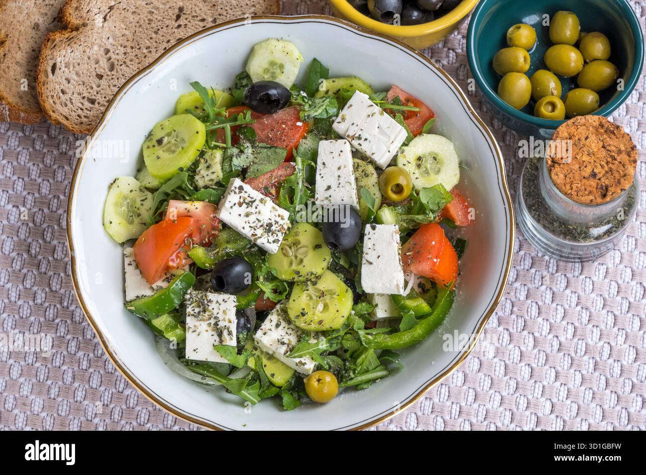 Griechischer Salat, Oliven, Brot und Oregano Stockfoto