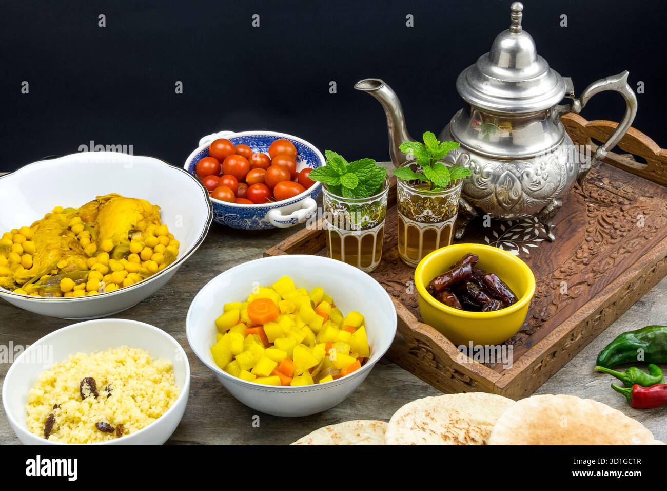 Tisch mit typisch marokkanischem Essen und Pfefferminztee Stockfoto