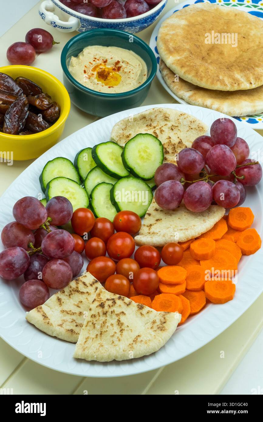 Tablett mit verschiedenen mediterranen Vorspeisen Stockfoto