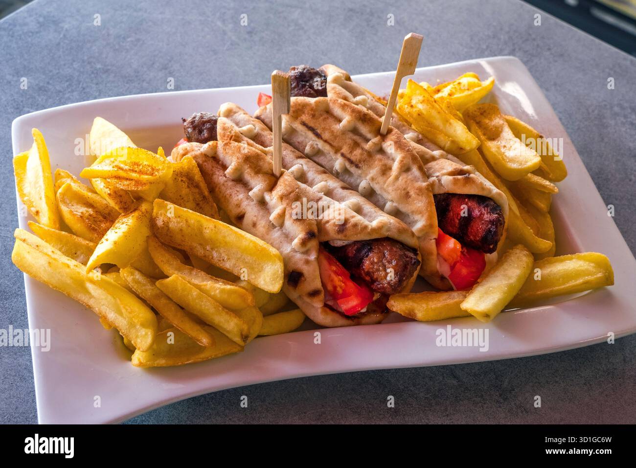 Griechischer Gyro mit Fleisch und Pommes Stockfoto