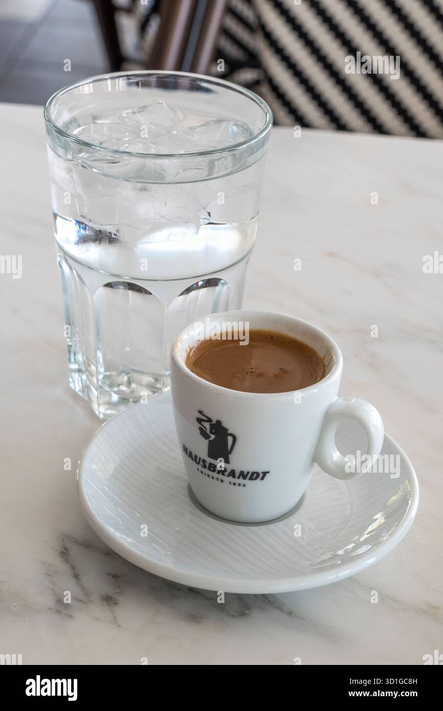 Eine Tasse griechischen Kaffee und ein Glas Wasser in einem Restaurant in Athen, Griechenland Stockfoto