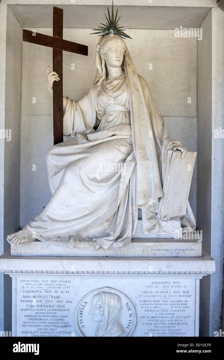 Marmorskulptur einer trauernden Frau mit Kreuz (Allegorie des Glaubens) von Gandolfi, Vantiniano Friedhof, Brescia. Stockfoto
