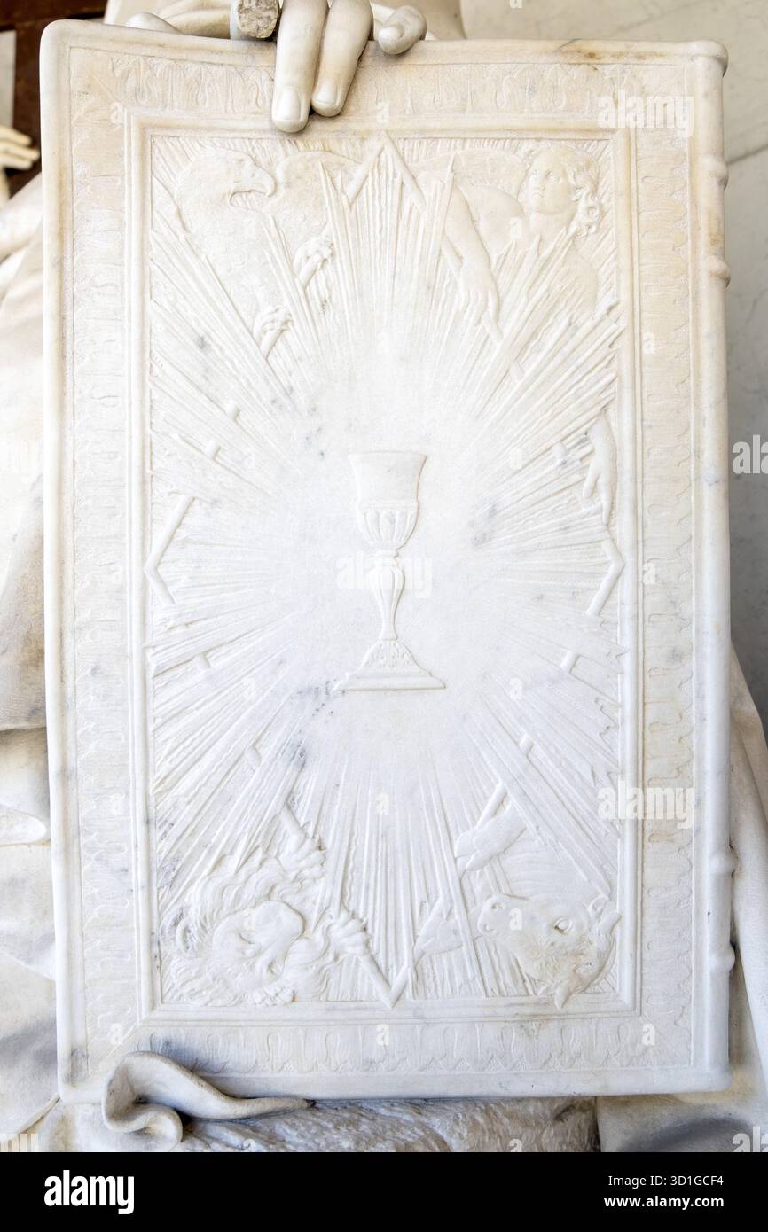Nahaufnahme einer Marmorplatte mit einem leuchtenden Kelch und symbolischen Figuren, Detail eines Monuments auf dem Vantiniano Friedhof. Stockfoto