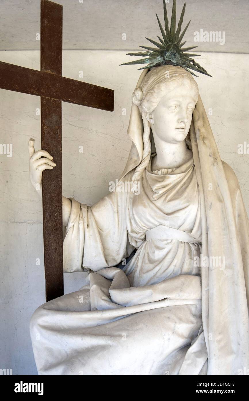 Nahaufnahme einer Marmorplatte mit einem leuchtenden Kelch und symbolischen Figuren, Detail eines Monuments auf dem Vantiniano Friedhof. Stockfoto