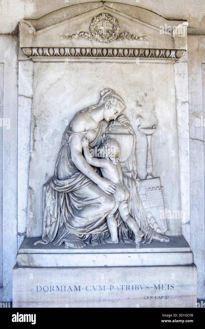 Marmor-Basrelief einer Mutter, die ein Kind umarmen (Allegorie des Trostes), über einer lateinischen Inschrift, Vantiniano-Friedhof. Stockfoto