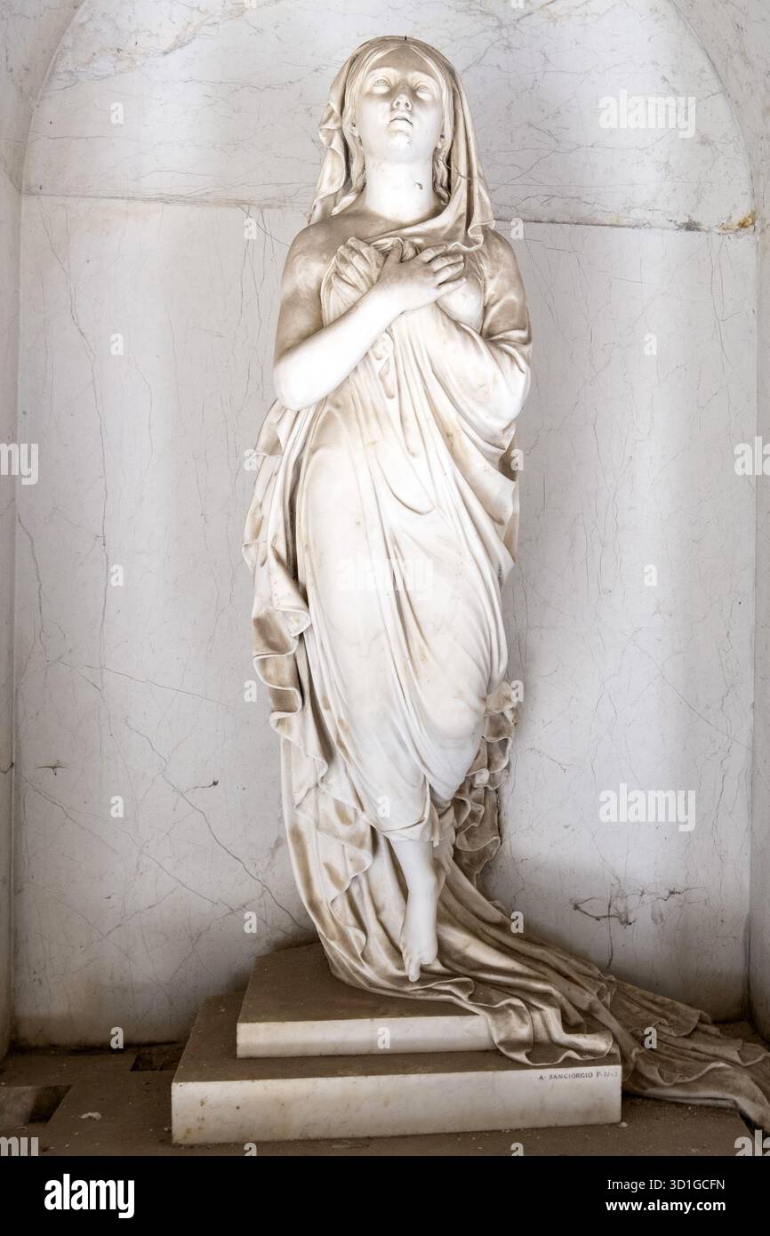 Marmorstatue einer verschleierten knienden Frau von Abbondio Sangiorgio für Annibale Calini, Vantiniano Friedhof, Brescia. Stockfoto