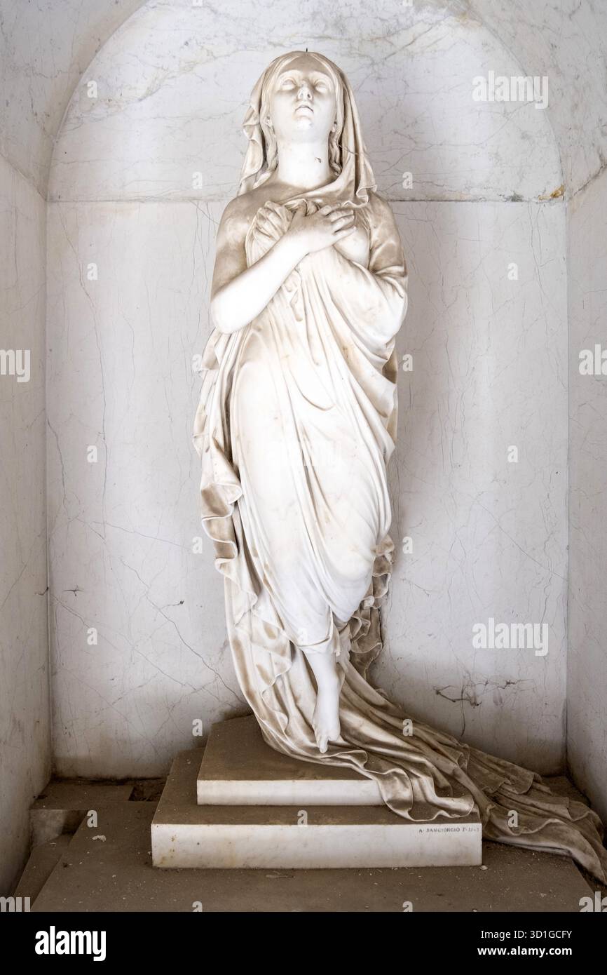 Marmorstatue einer verschleierten knienden Frau von Abbondio Sangiorgio für Annibale Calini, Vantiniano Friedhof, Brescia. Stockfoto