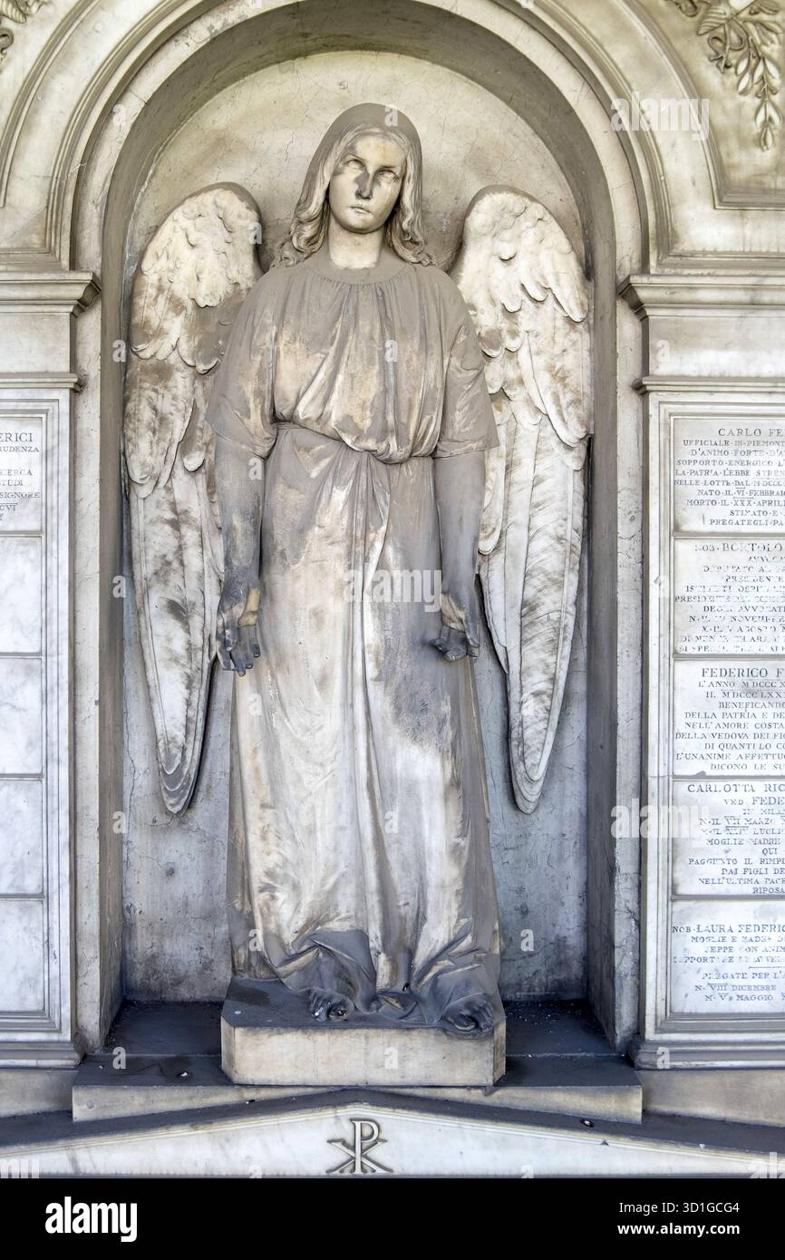 Steinskulptur eines monumentalen geflügelten Engels von Giovanni Seleroni, Federici-Grab, Vantiniano-Friedhof, Brescia. Stockfoto