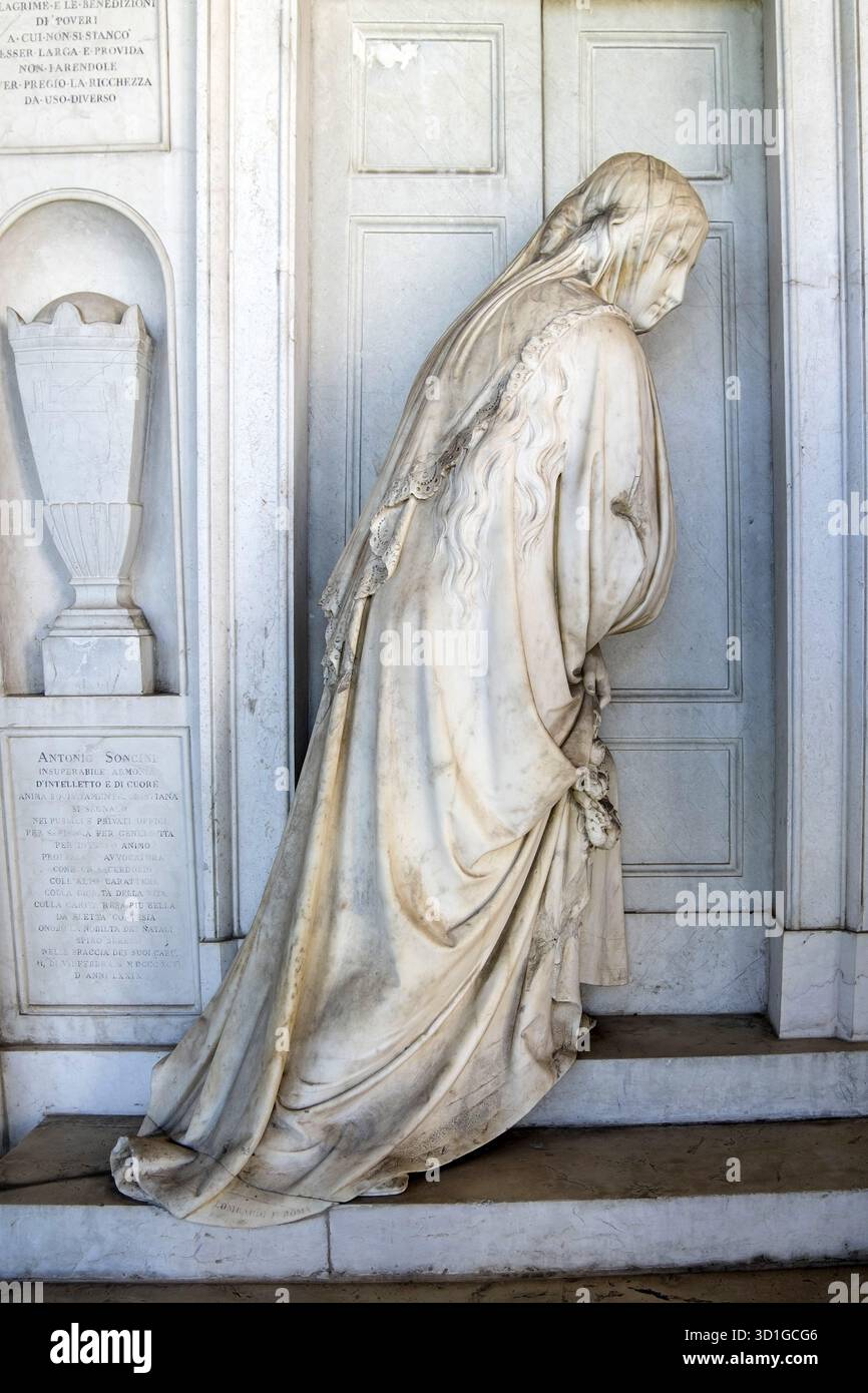 Marmorstatue einer verschleierten Trauerfrau (dolente) in voller Länge, Giovanni Battista Lombardi, Vantiniano Friedhof, Brescia. Stockfoto