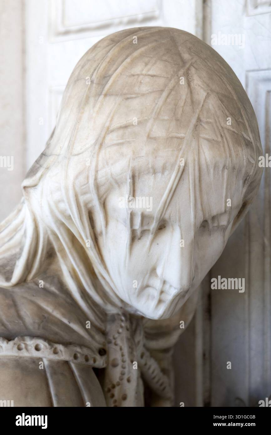 Nahaufnahme des schwer verhüllten Kopfes einer Marmorskulptur (dolente) von Giovanni Battista Lombardi, Friedhof Vantiniano. Stockfoto