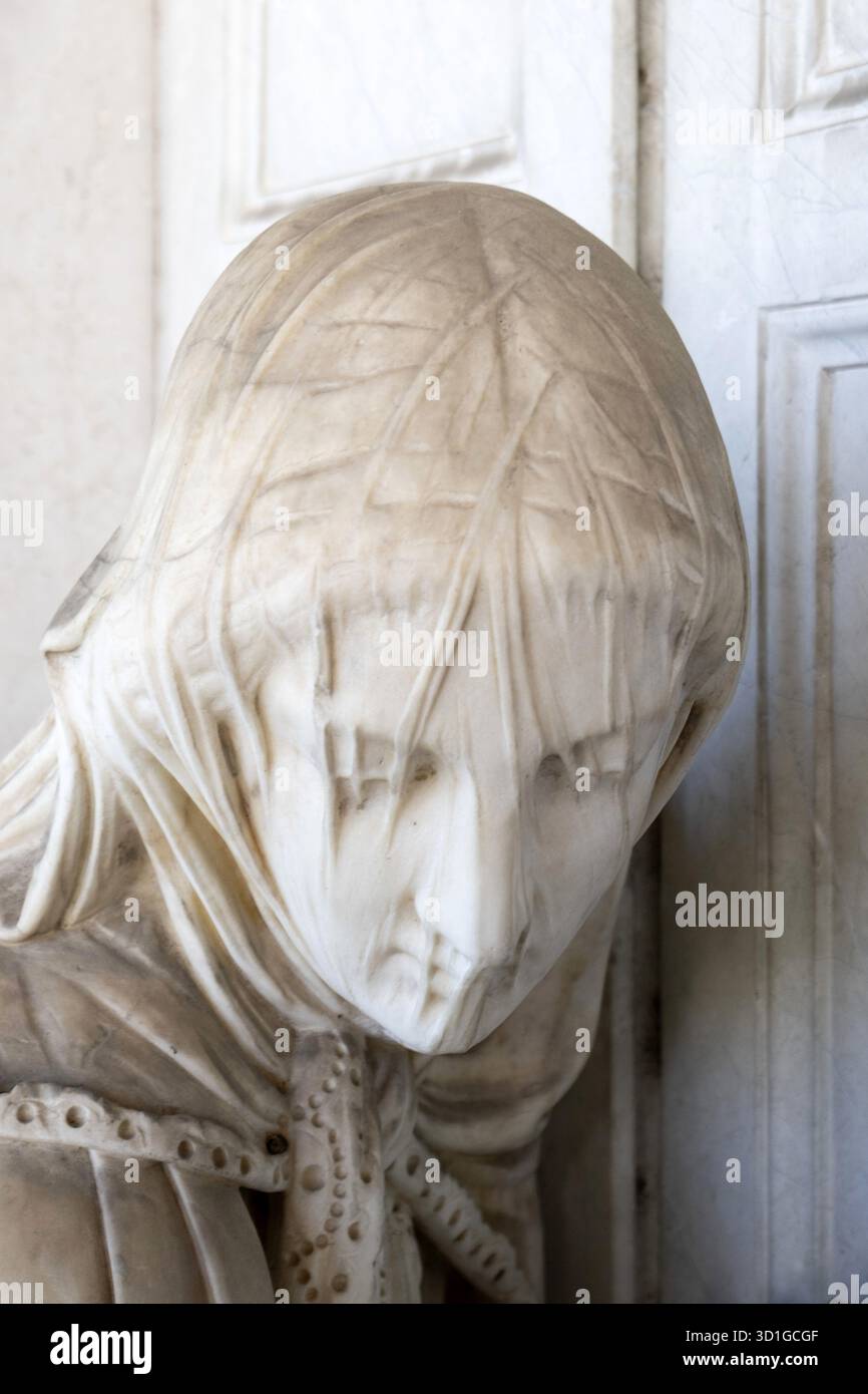 Nahaufnahme des schwer verhüllten Kopfes einer Marmorskulptur (dolente) von Giovanni Battista Lombardi, Friedhof Vantiniano. Stockfoto