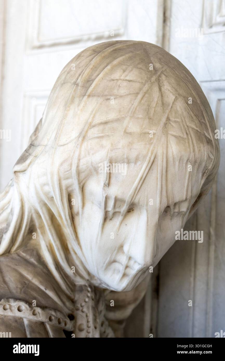 Nahaufnahme des schwer verhüllten Kopfes einer Marmorskulptur (dolente) von Giovanni Battista Lombardi, Friedhof Vantiniano. Stockfoto