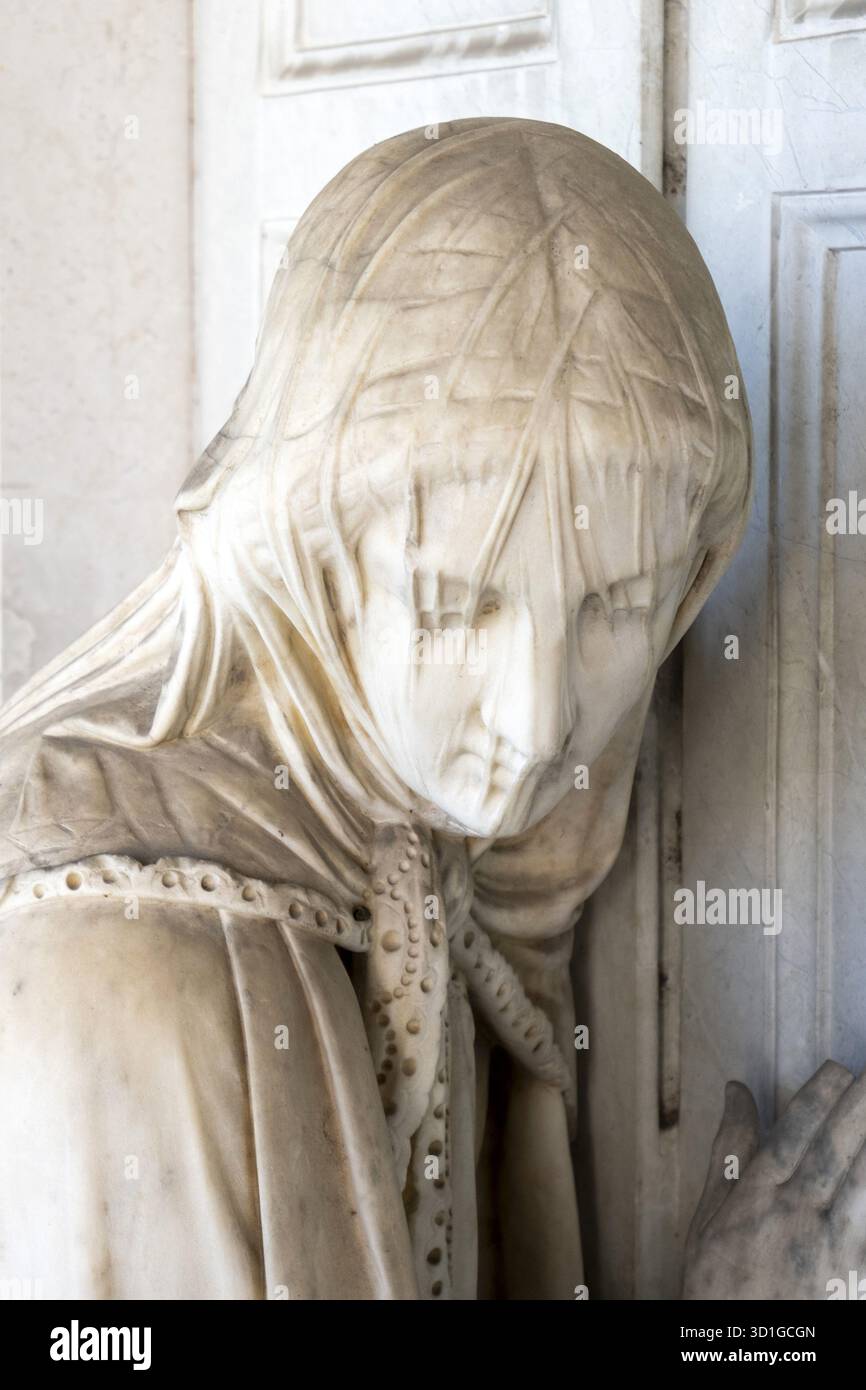 Nahaufnahme des schwer verhüllten Kopfes einer Marmorskulptur (dolente) von Giovanni Battista Lombardi, Friedhof Vantiniano. Stockfoto