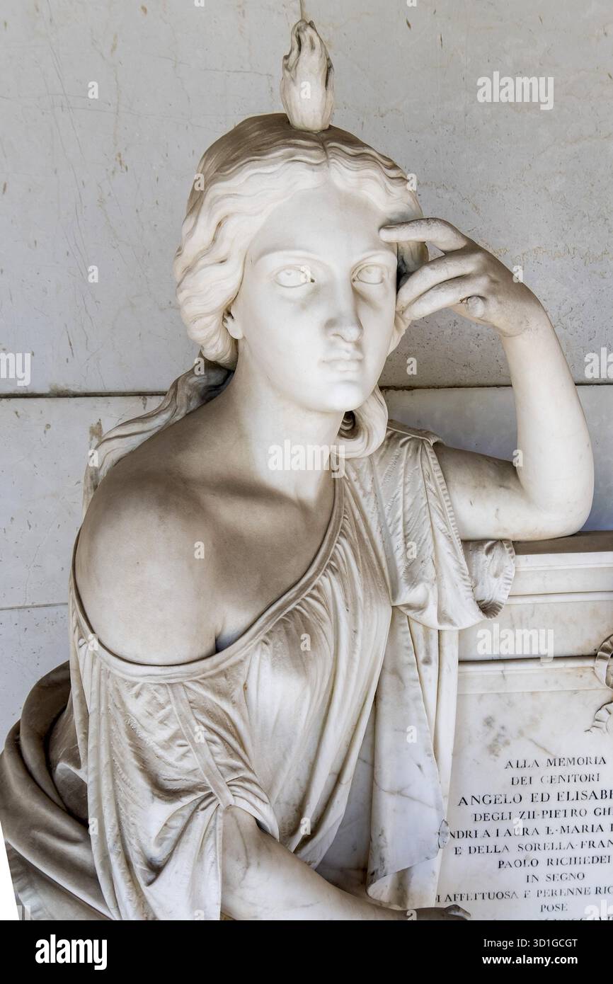 Marmor-Grabbüste einer Frau in nachdenklicher Pose, die wahrscheinlich die Erinnerung oder einen Verwandten repräsentiert. Friedhof-Kunst-Detail. Stockfoto
