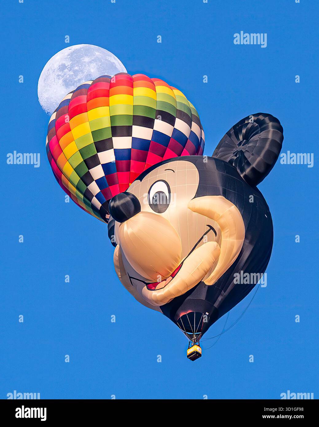 Mickey Mouse Disney Balloon steht mit dem Mond beim Festival in Albuquerque New Mexico - Heißluftballonfest Stockfoto