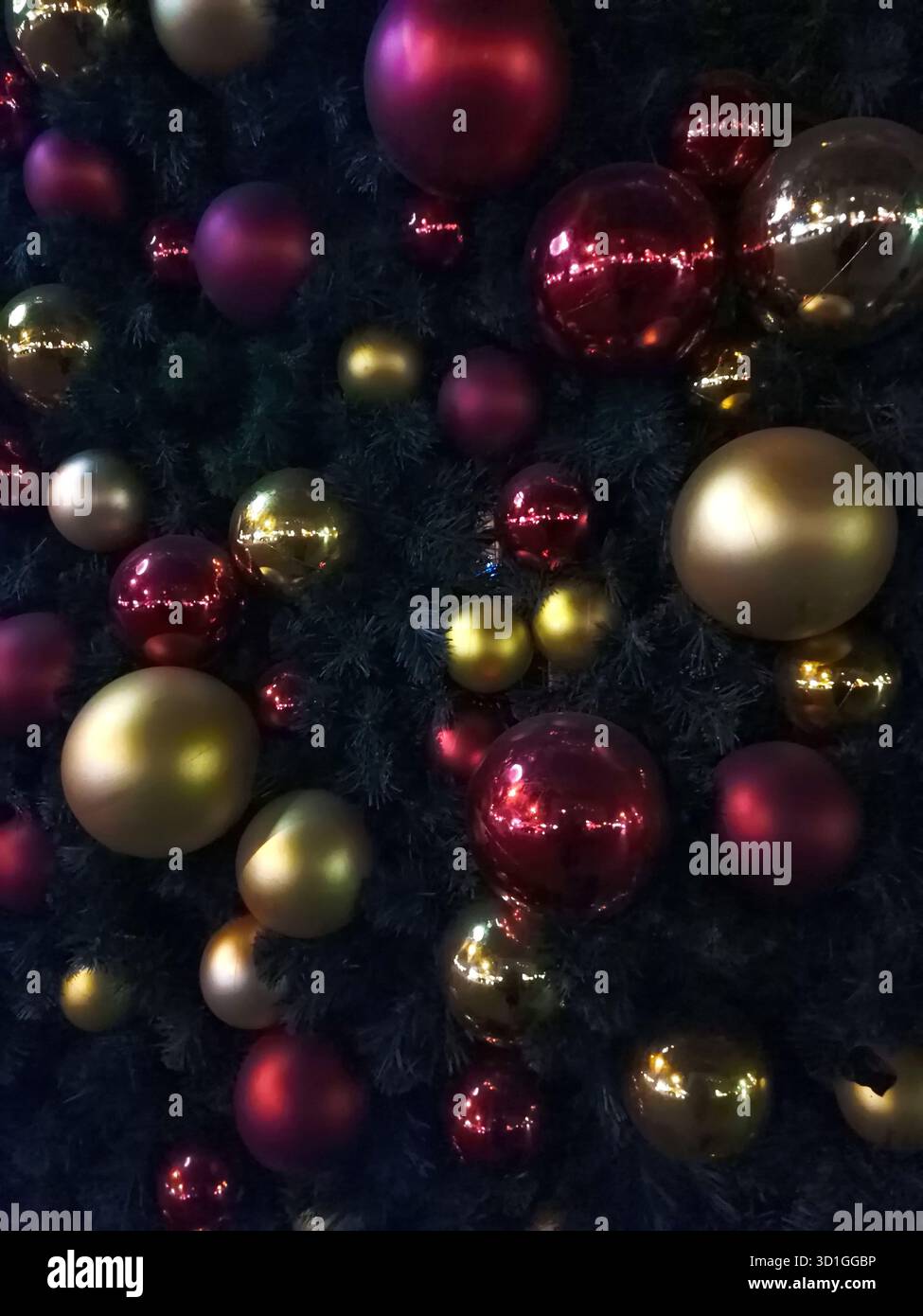 Weihnachtsdekoration mit goldenen und roten Kugeln Stockfoto