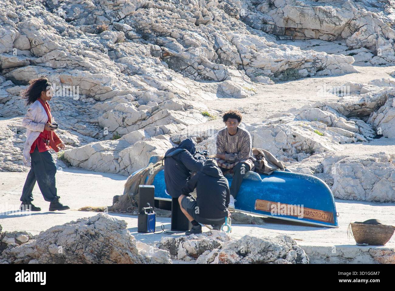 Dubrovnik, Kroatien. Oktober 2025. Heute wurden die Dreharbeiten der beliebten Netflix-Serie „Outer Banks“ in Dubrovnik fortgesetzt. Die Hauptdarsteller Chase Stokes, Madis Baily, Jonathan Daviss, Carlacia Grant und Drew Starkey wurden am Strand von Danče gedreht, und nach den gefilmten Szenen scheint es, dass die neue Staffel viele spannende und spannende Momente bringen wird. Foto: Grgo Jelavic/PIXSELL Credit: Pixsell/Alamy Live News Stockfoto