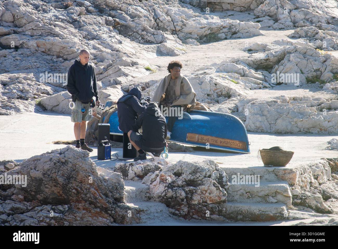 Dubrovnik, Kroatien. Oktober 2025. Heute wurden die Dreharbeiten der beliebten Netflix-Serie „Outer Banks“ in Dubrovnik fortgesetzt. Die Hauptdarsteller Chase Stokes, Madis Baily, Jonathan Daviss, Carlacia Grant und Drew Starkey wurden am Strand von Danče gedreht, und nach den gefilmten Szenen scheint es, dass die neue Staffel viele spannende und spannende Momente bringen wird. Foto: Grgo Jelavic/PIXSELL Credit: Pixsell/Alamy Live News Stockfoto