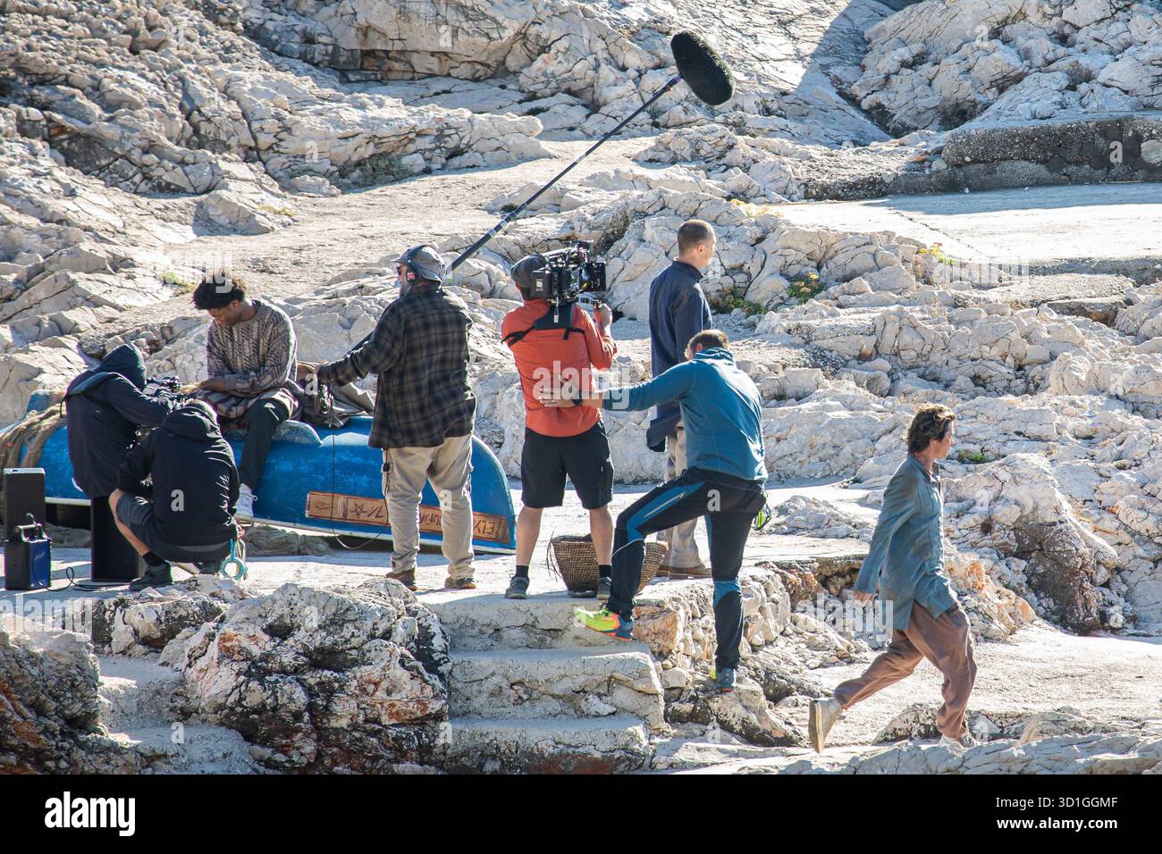 Dubrovnik, Kroatien. Oktober 2025. Heute wurden die Dreharbeiten der beliebten Netflix-Serie „Outer Banks“ in Dubrovnik fortgesetzt. Die Hauptdarsteller Chase Stokes, Madis Baily, Jonathan Daviss, Carlacia Grant und Drew Starkey wurden am Strand von Danče gedreht, und nach den gefilmten Szenen scheint es, dass die neue Staffel viele spannende und spannende Momente bringen wird. Foto: Grgo Jelavic/PIXSELL Credit: Pixsell/Alamy Live News Stockfoto
