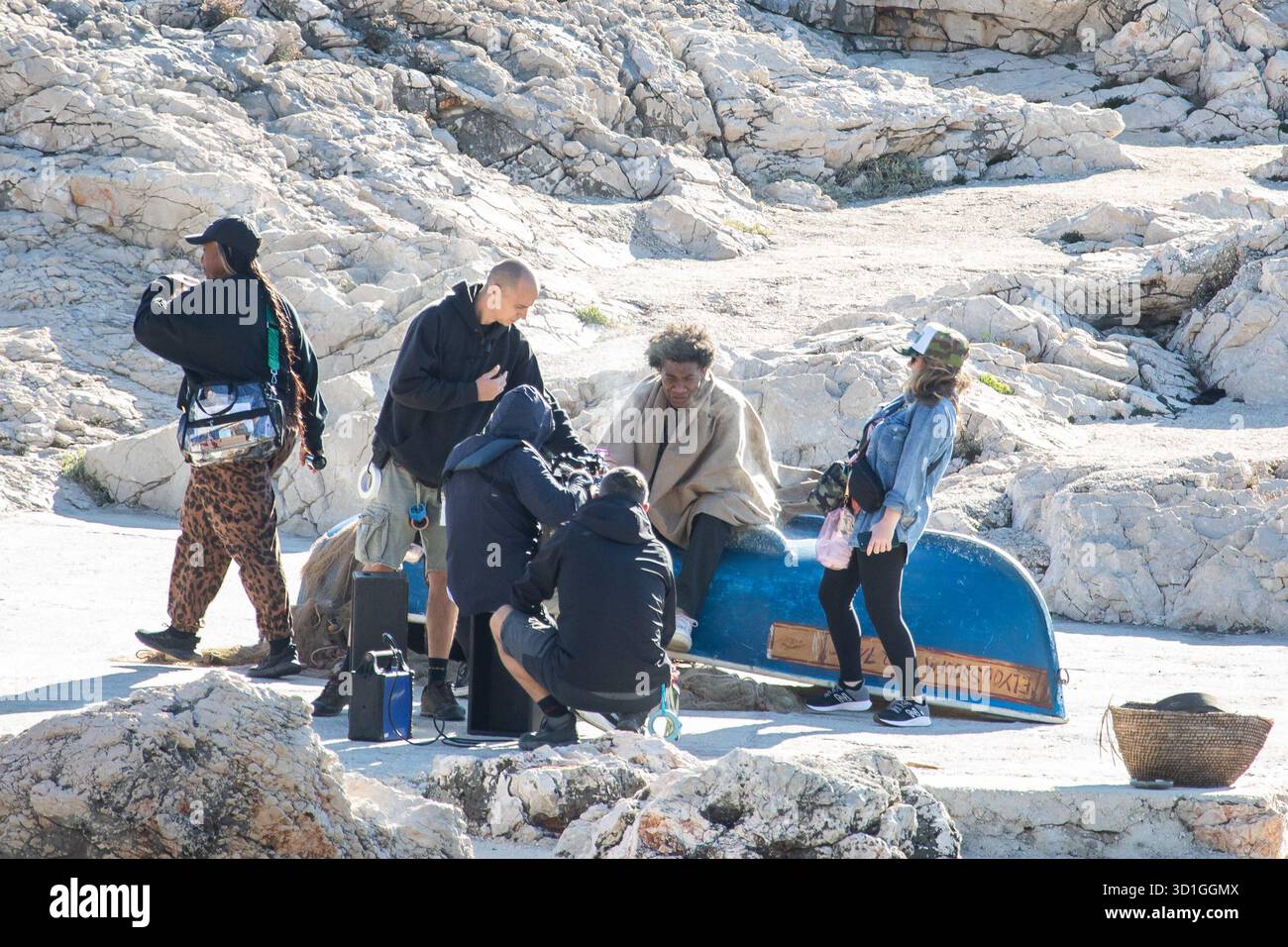 Dubrovnik, Kroatien. Oktober 2025. Heute wurden die Dreharbeiten der beliebten Netflix-Serie „Outer Banks“ in Dubrovnik fortgesetzt. Die Hauptdarsteller Chase Stokes, Madis Baily, Jonathan Daviss, Carlacia Grant und Drew Starkey wurden am Strand von Danče gedreht, und nach den gefilmten Szenen scheint es, dass die neue Staffel viele spannende und spannende Momente bringen wird. Foto: Grgo Jelavic/PIXSELL Credit: Pixsell/Alamy Live News Stockfoto