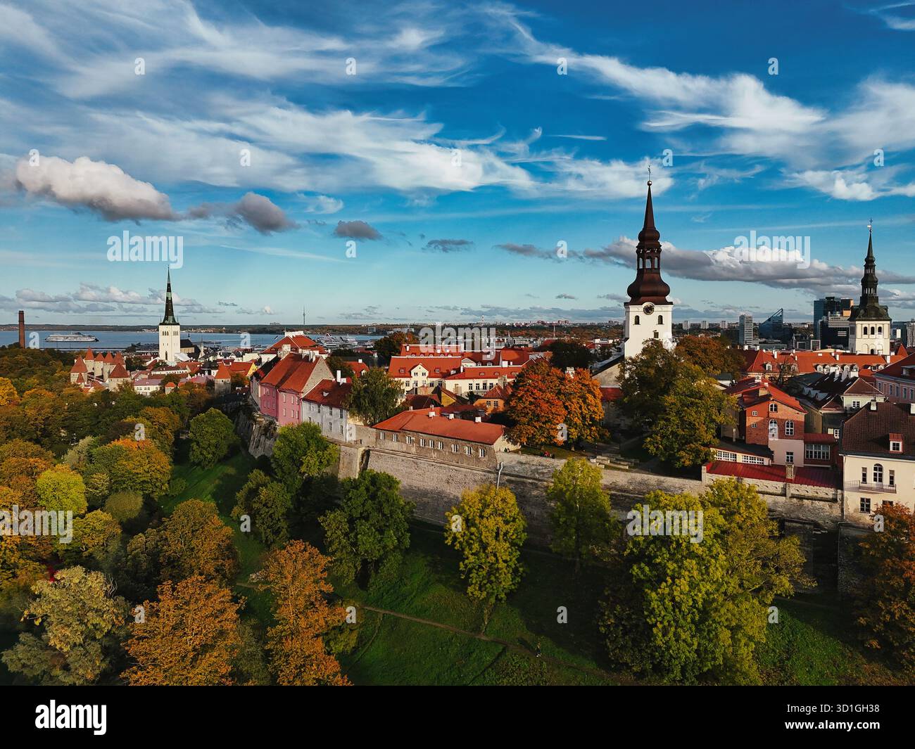 Tallinn Altstadt Panorama - Toompea Hügel im Herbst Stockfoto