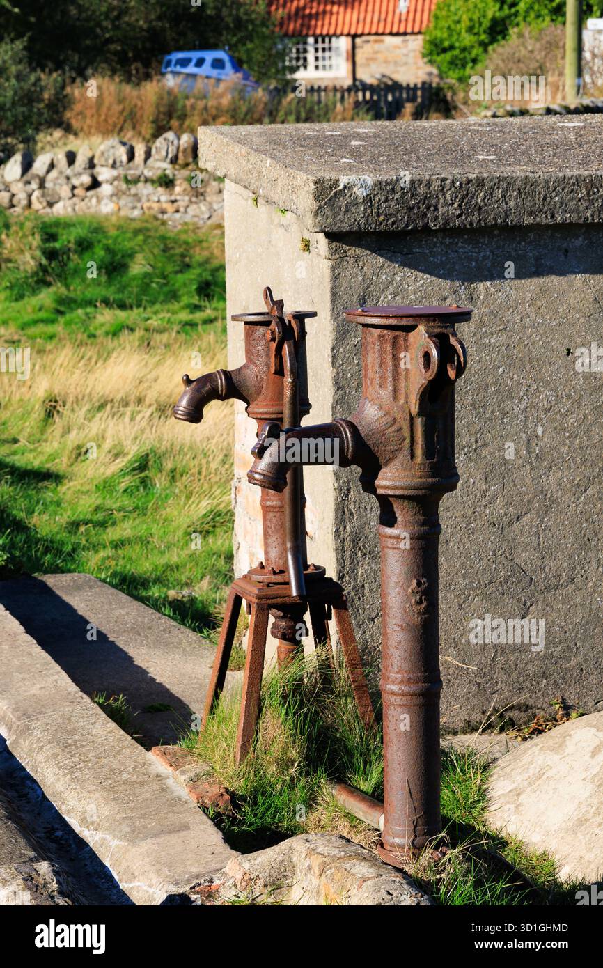 Alte, rostige Handwasserpumpen im Dorf Lindisfarne, Northumberland, England Stockfoto