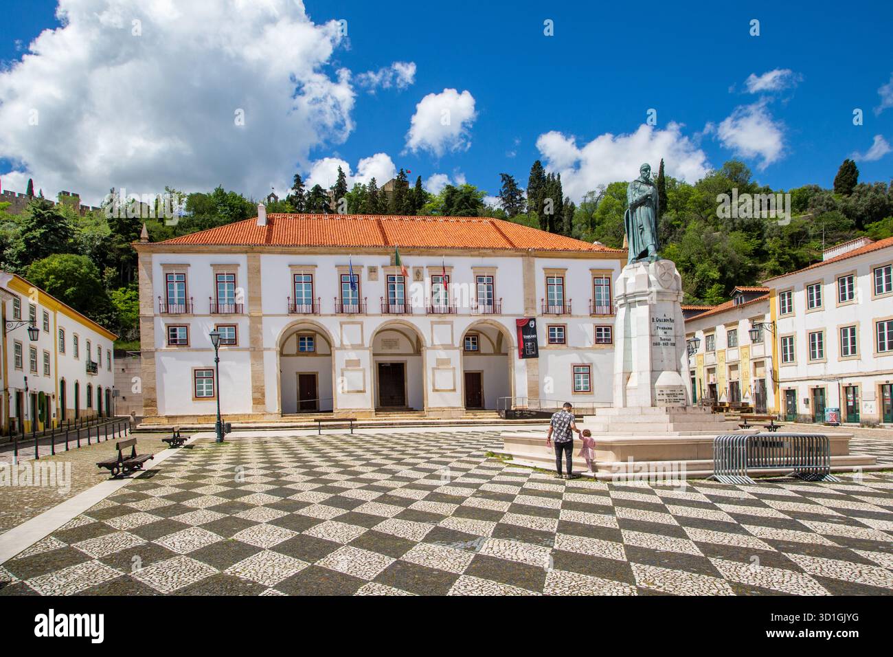 Die Camara de Municipal oder das Rathaus und die Statue von Gualdim Pais auf dem Hauptplatz oder Praca da República in der portugiesischen Stadt Tomar Portugal Stockfoto