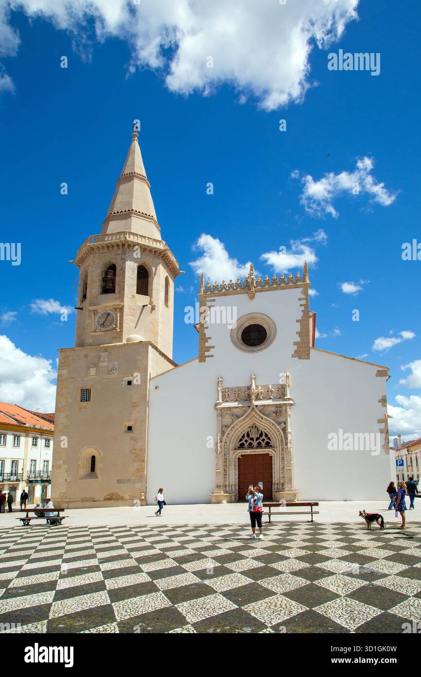 Die Kirche St. Johannes des täufers auf dem Hauptplatz oder die Praca da República in der portugiesischen Stadt Tomar Portugal, die ehemalige Heimat des Tempelritters war Stockfoto