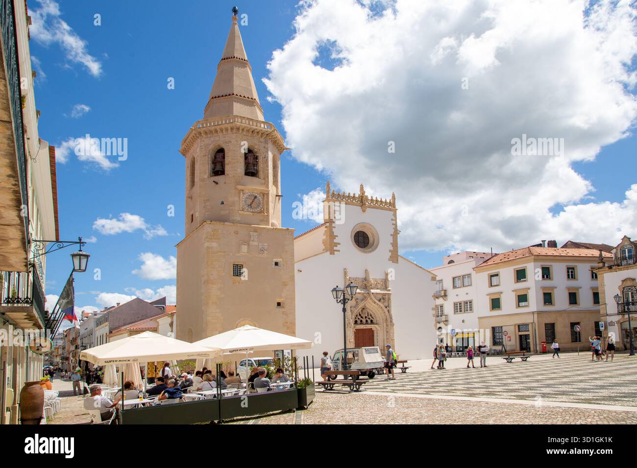 Die Kirche St. Johannes des täufers auf dem Hauptplatz oder die Praca da República in der portugiesischen Stadt Tomar Portugal, die ehemalige Heimat des Tempelritters war Stockfoto