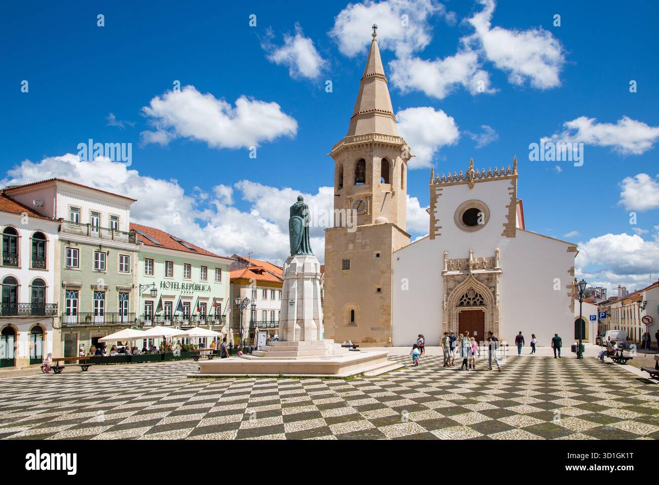Die Kirche des Heiligen Johannes des täufers und die Statue von Gualdim Pais auf dem Hauptplatz oder Praca da República in der portugiesischen Stadt Tomar Portugal Stockfoto