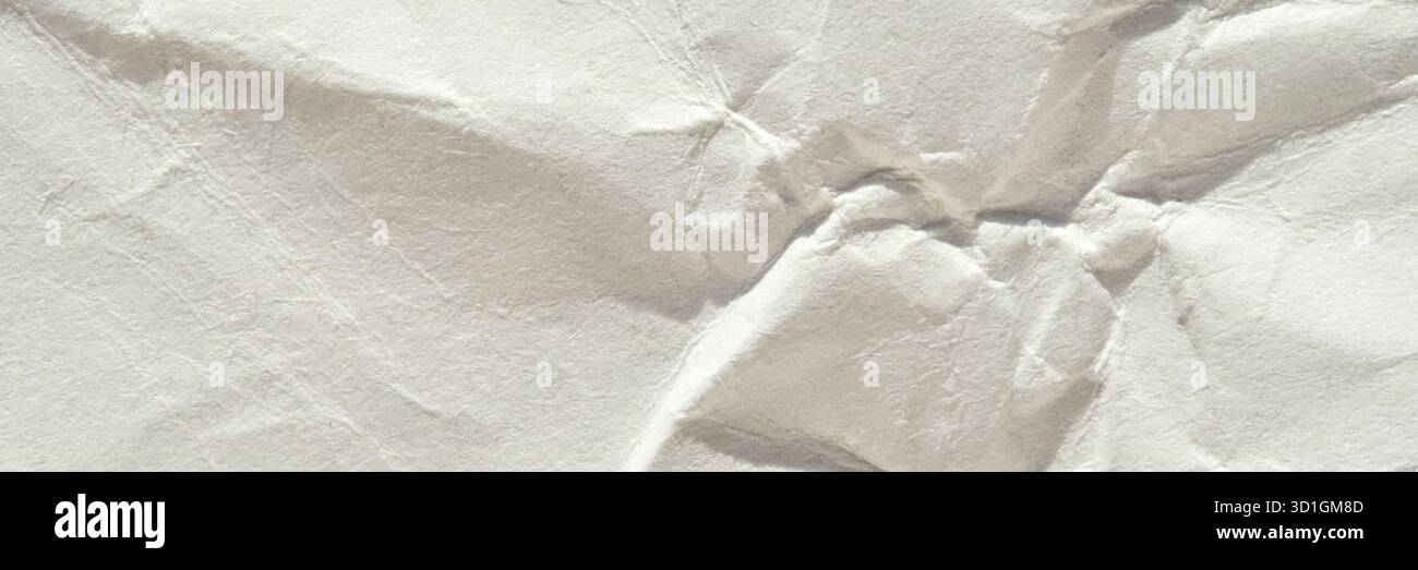 Nahaufnahme zerknitterter weißer Papierstruktur mit detaillierten Falten und Falten bei weicher Beleuchtung. Stockfoto